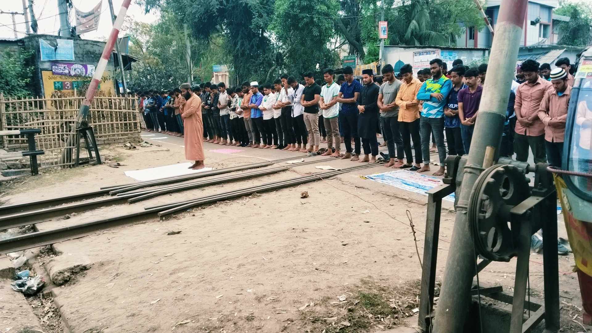 রেলপথ অবরোধ করে দিনাজপুর পলিটেকনিকের শিক্ষার্থীদের বিক্ষোভ