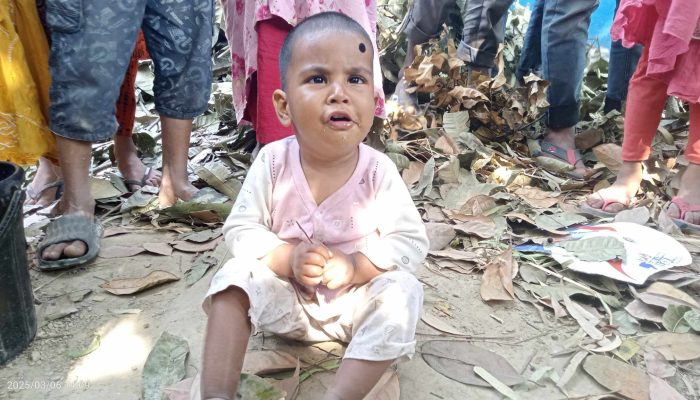 বিরামপুরে রাস্তার পাশে ফুটফুটে শিশুকে ফেলে চলে গেলেন গর্ভধারিনী মা