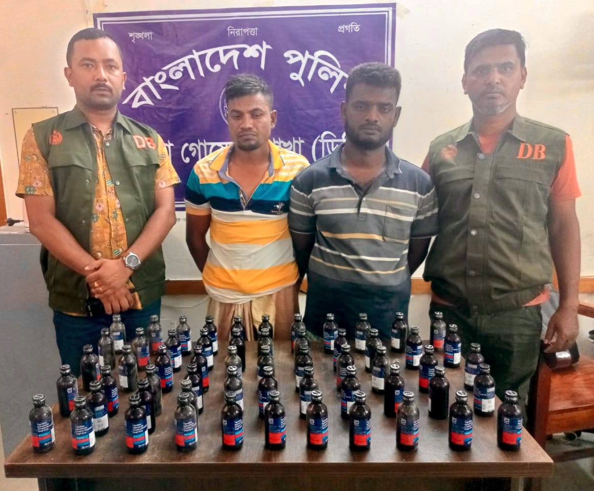 দামুড়হুদায় ফেনসিডিলসহ দুই চিহ্নিত মাদক ব্যবসায়ী আটক